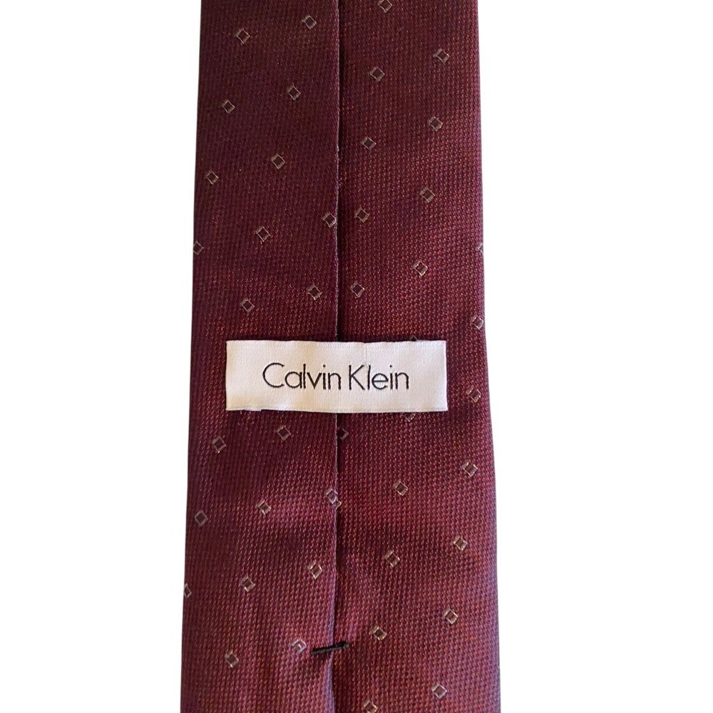 Calvin Klein Mens‎ Silk Blend Burgundy Geometric Diamond Pattern Necktie